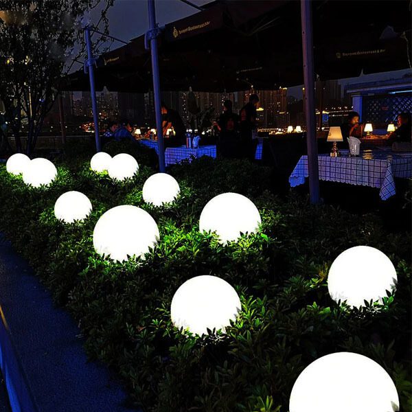 boule lumineuse solaire jardin
